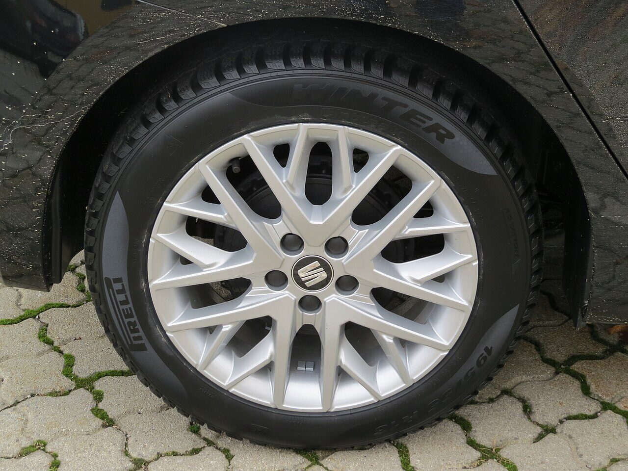 Комплект зимних шин 205/55 R16 на ободах — Ellrich