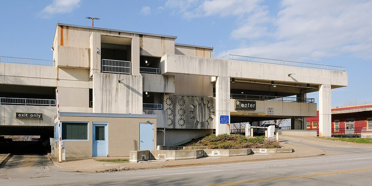 Garage/parking space in underground car park — Rehna