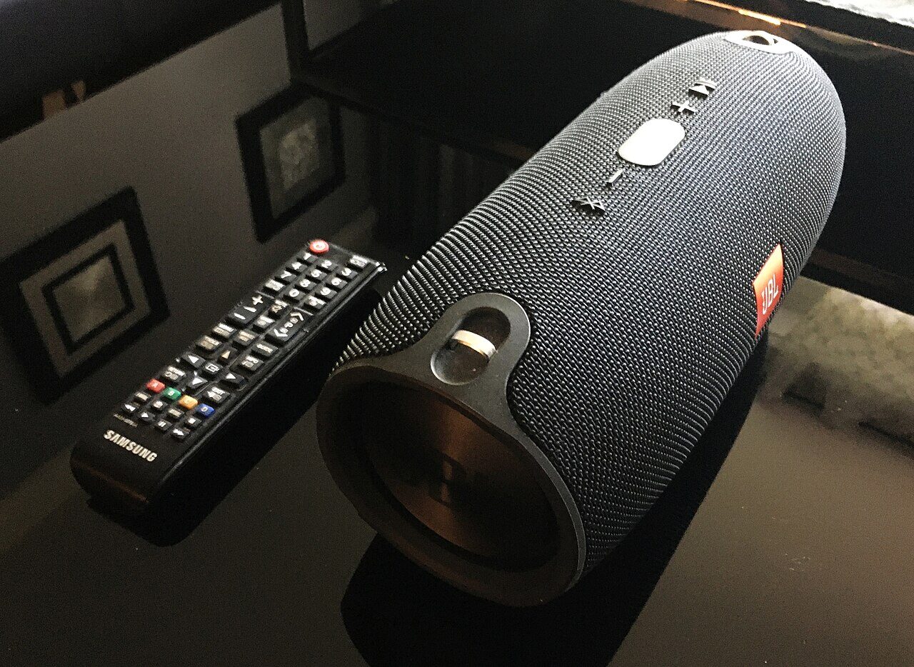 Bluetooth-Lautsprecher JBL, guter Bass — Norden