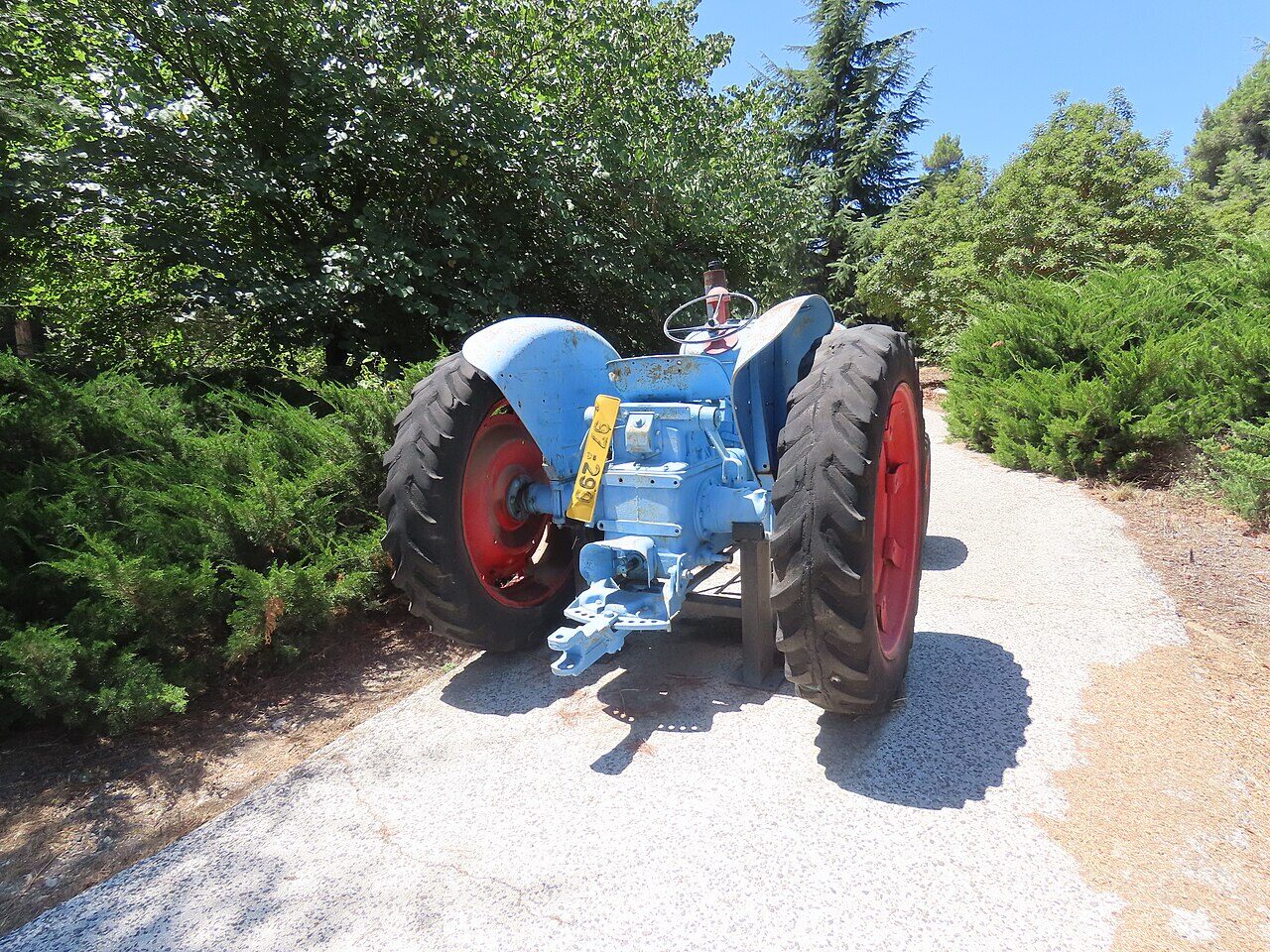 Small tractor 30 hp, all-wheel drive, with milling cutter — Bad Wimpfen