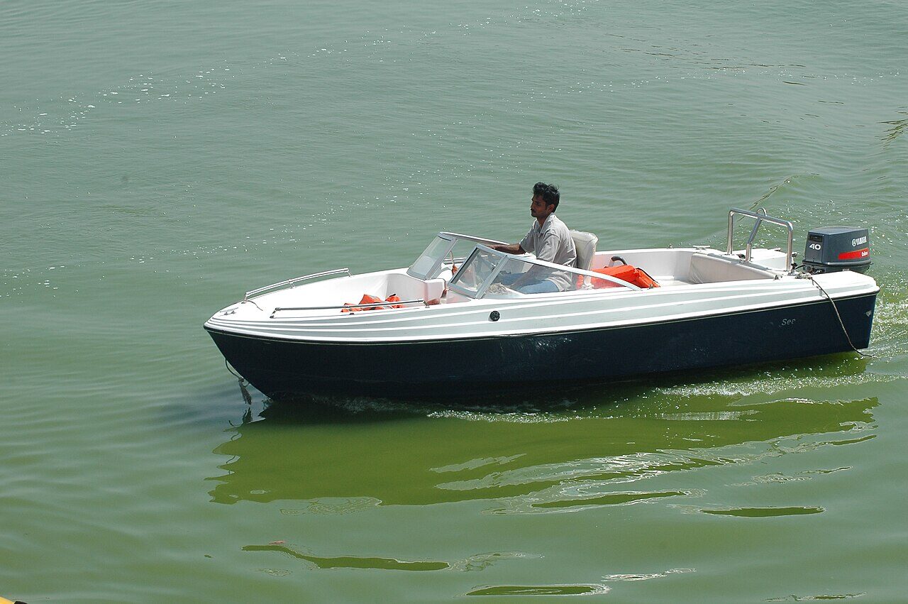 Motorboot 40 PS mit Trailer — Lübeck